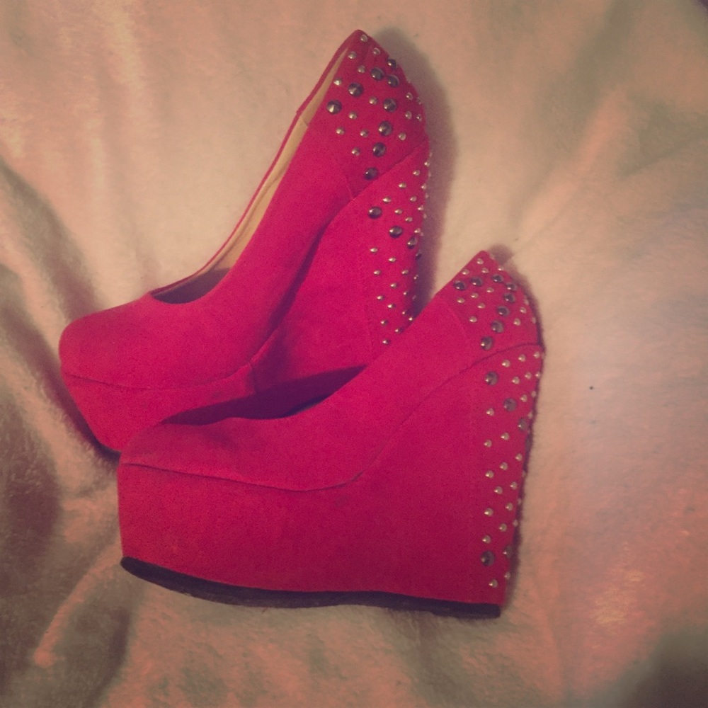 Studded red wet seal wedges size 8